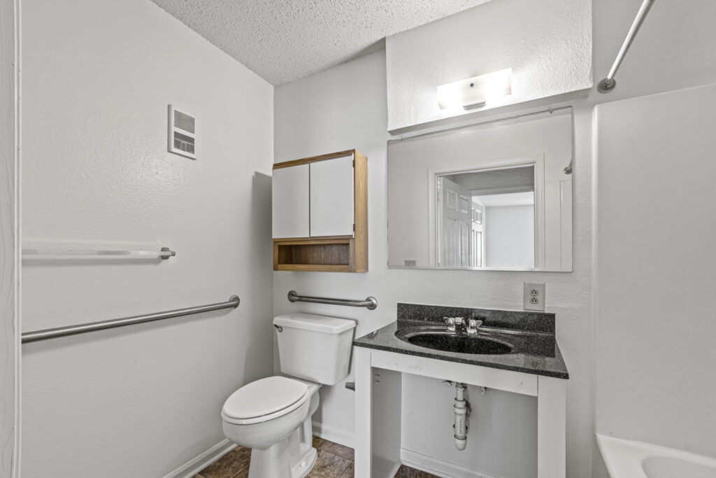 Mallard Cove Apartments bathroom