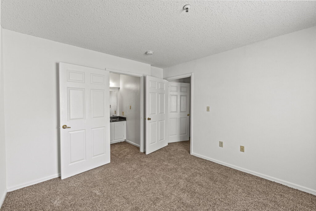 Mallard Cove Apartments bedroom with bathroom