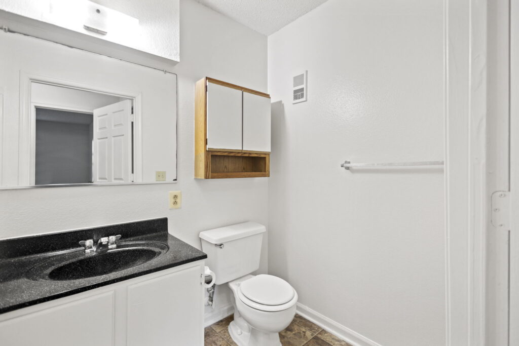 Mallard Cove Apartments - bathroom